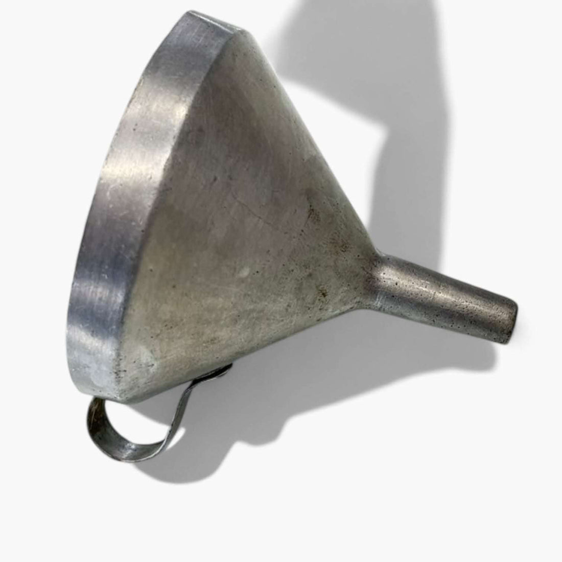 Embudo metálico antiguo de aluminio con asa, pieza artesanal funcional y decorativa para cocina vintage o decoración rústica.