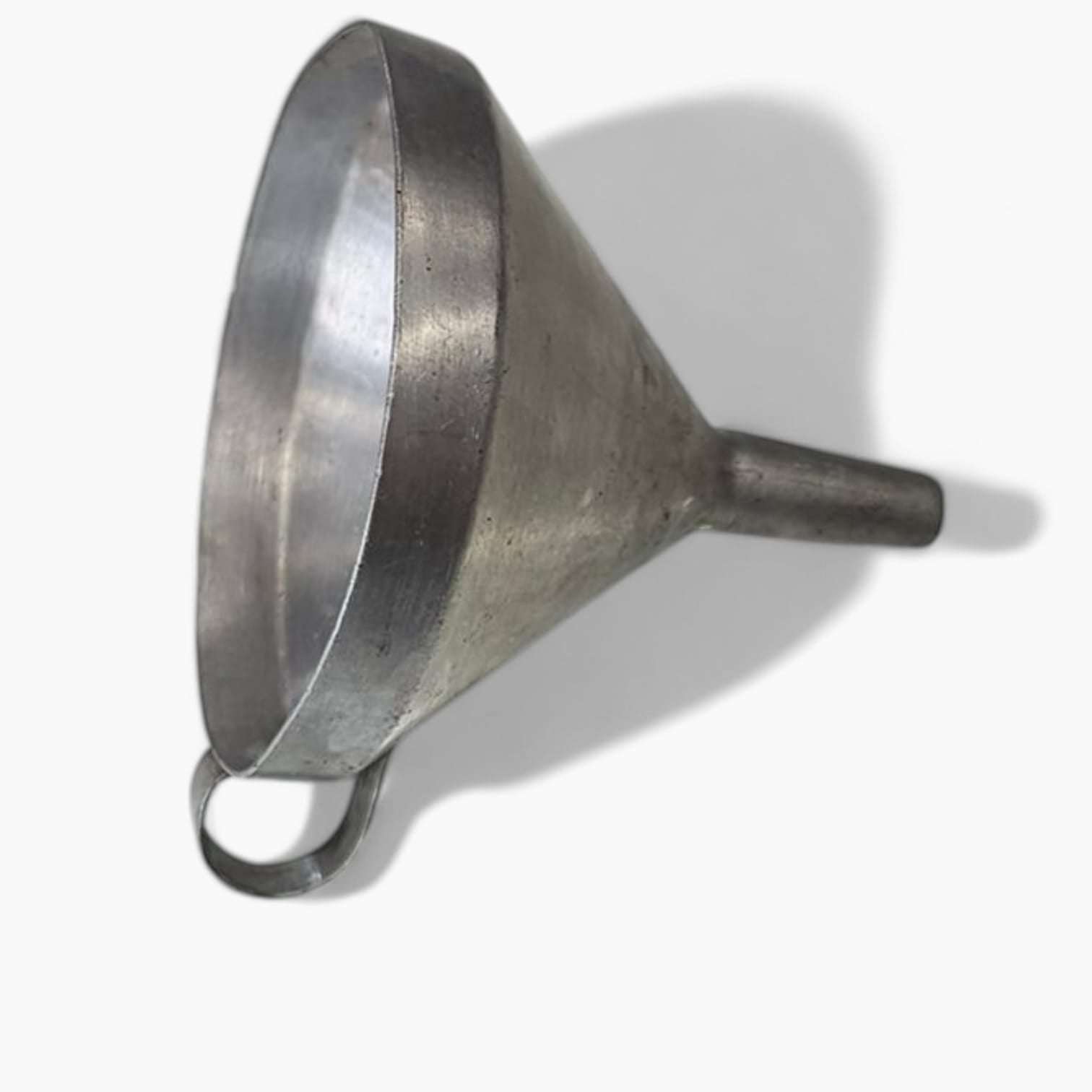 Embudo metálico antiguo de aluminio con asa, pieza artesanal funcional y decorativa ideal para cocina vintage o decoración rústica.