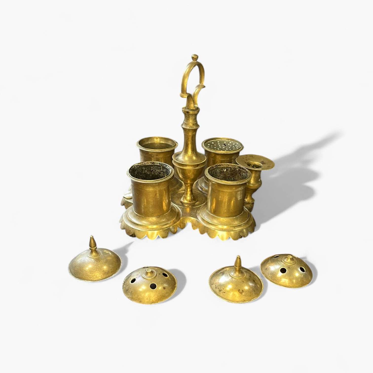 Vista frontal de la escribanía antigua de bronce