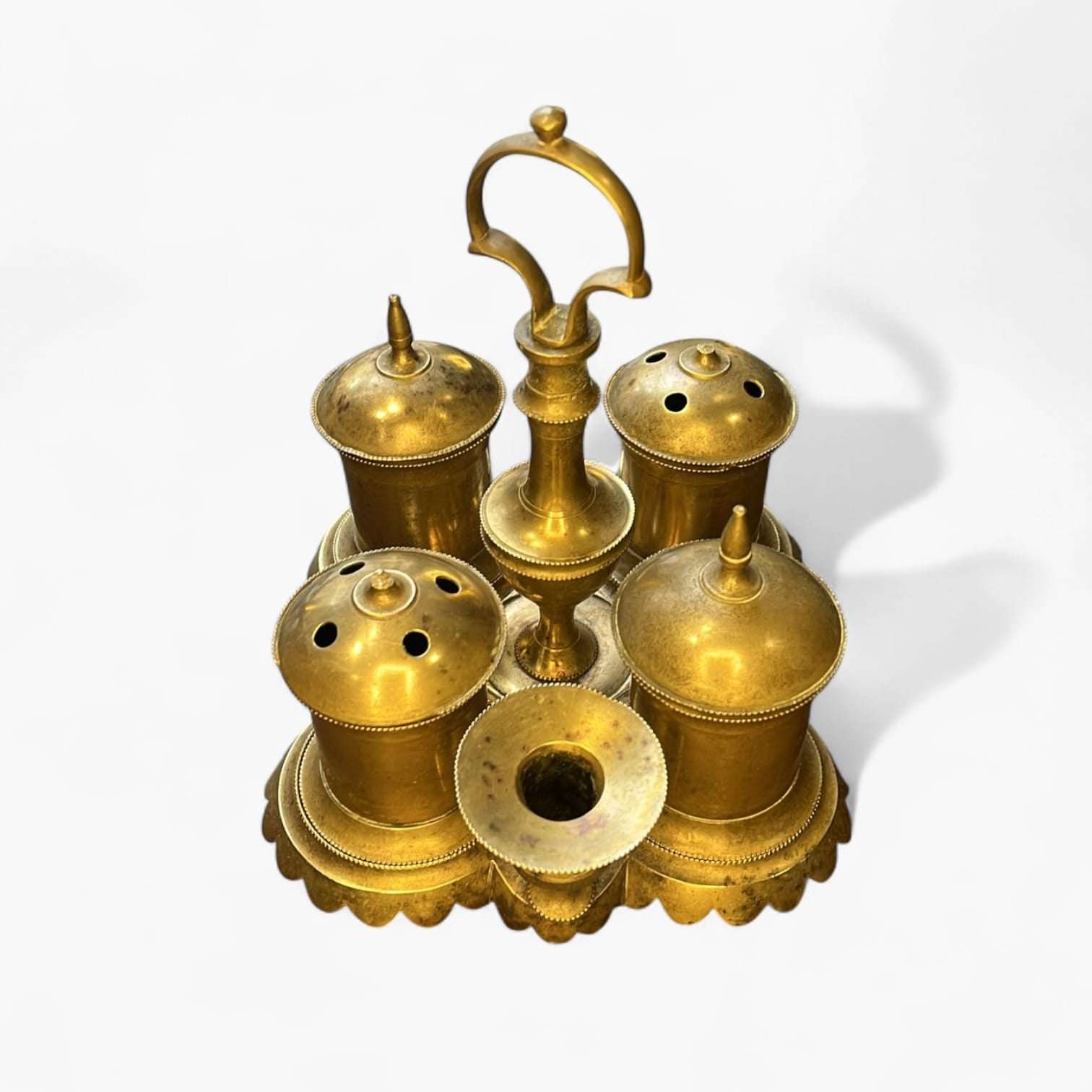 Detalle de tinteros cilíndricos en bronce