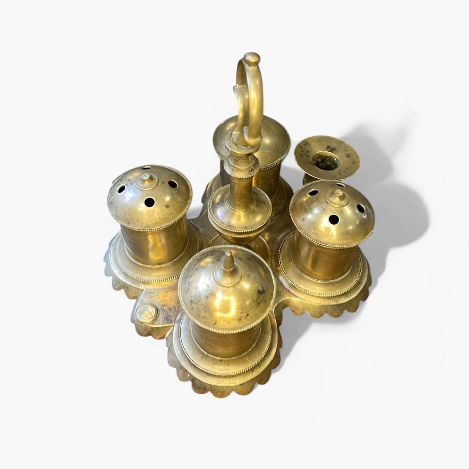 Escribanía antigua de bronce vista superior con tinteros.