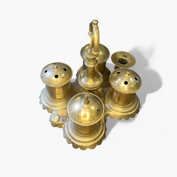 Escribanía antigua de bronce vista superior con tinteros.