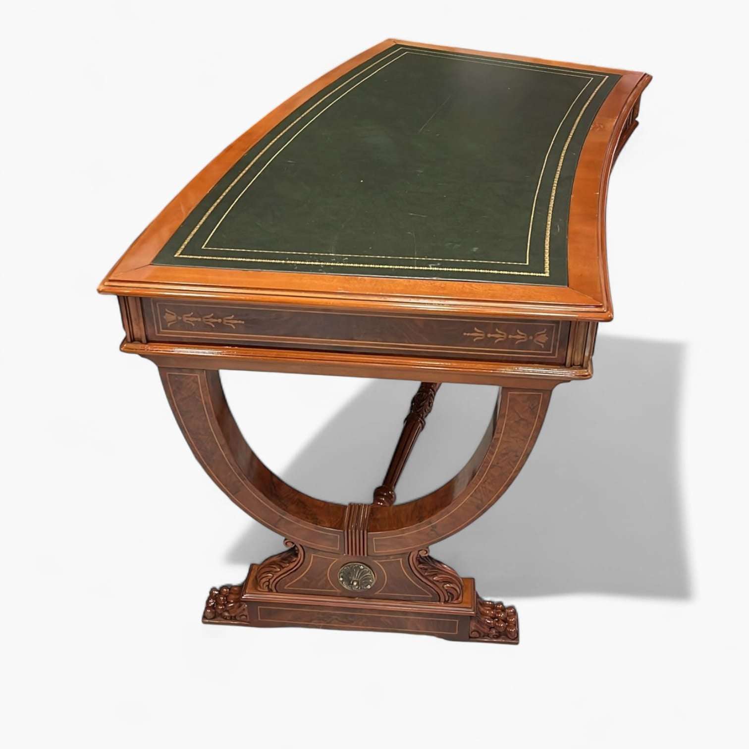 Cajones abiertos de mesa escritorio antigua de madera