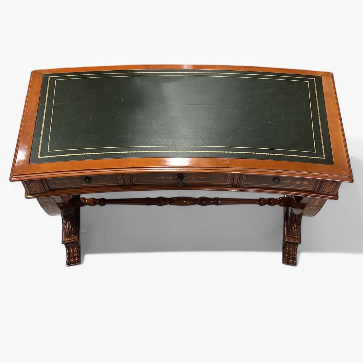 Vista lateral de mesa escritorio antigua con marquetería