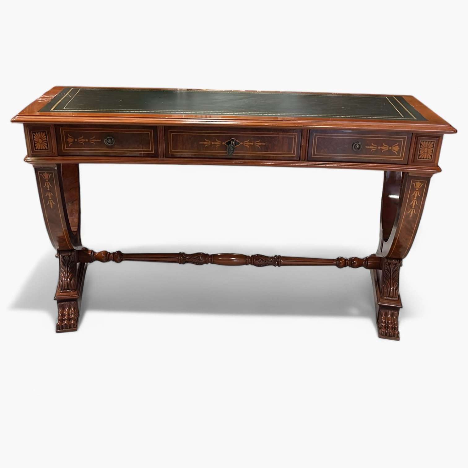 Mesa escritorio antigua de madera con tapa verde vista frontal