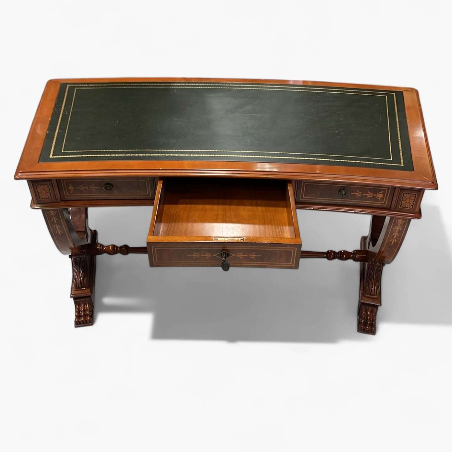 Detalle de la tapa verde con filete dorado de escritorio antiguo