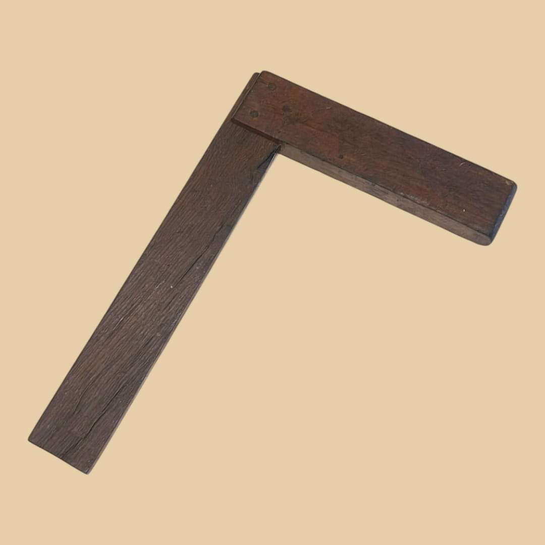 Escuadra de carpintería antigua de madera vista frontal