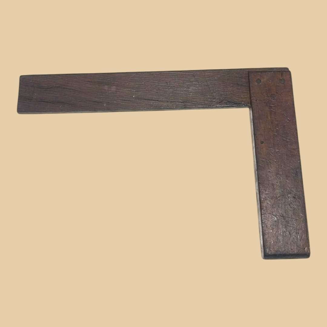 Escuadra de carpintería antigua de madera vista frontal