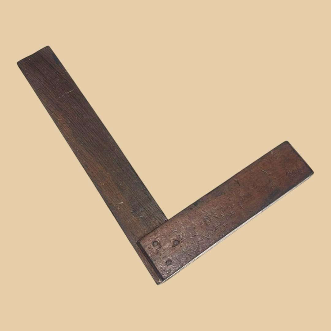 Vista lateral de escuadra de carpintería de madera maciza