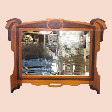 Espejo de madera con cristal biselado y marco clásico, ideal para decoración vintage en interiores elegantes. Diseño artesanal disponible en Cositas Antiguas.