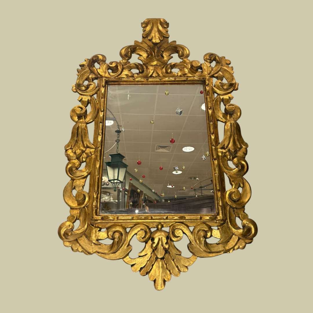 Espejo cornucopia dorado estilo rococó con marco tallado en madera, ideal para decoración clásica en interiores elegantes. Elegancia clásica única para el hogar.