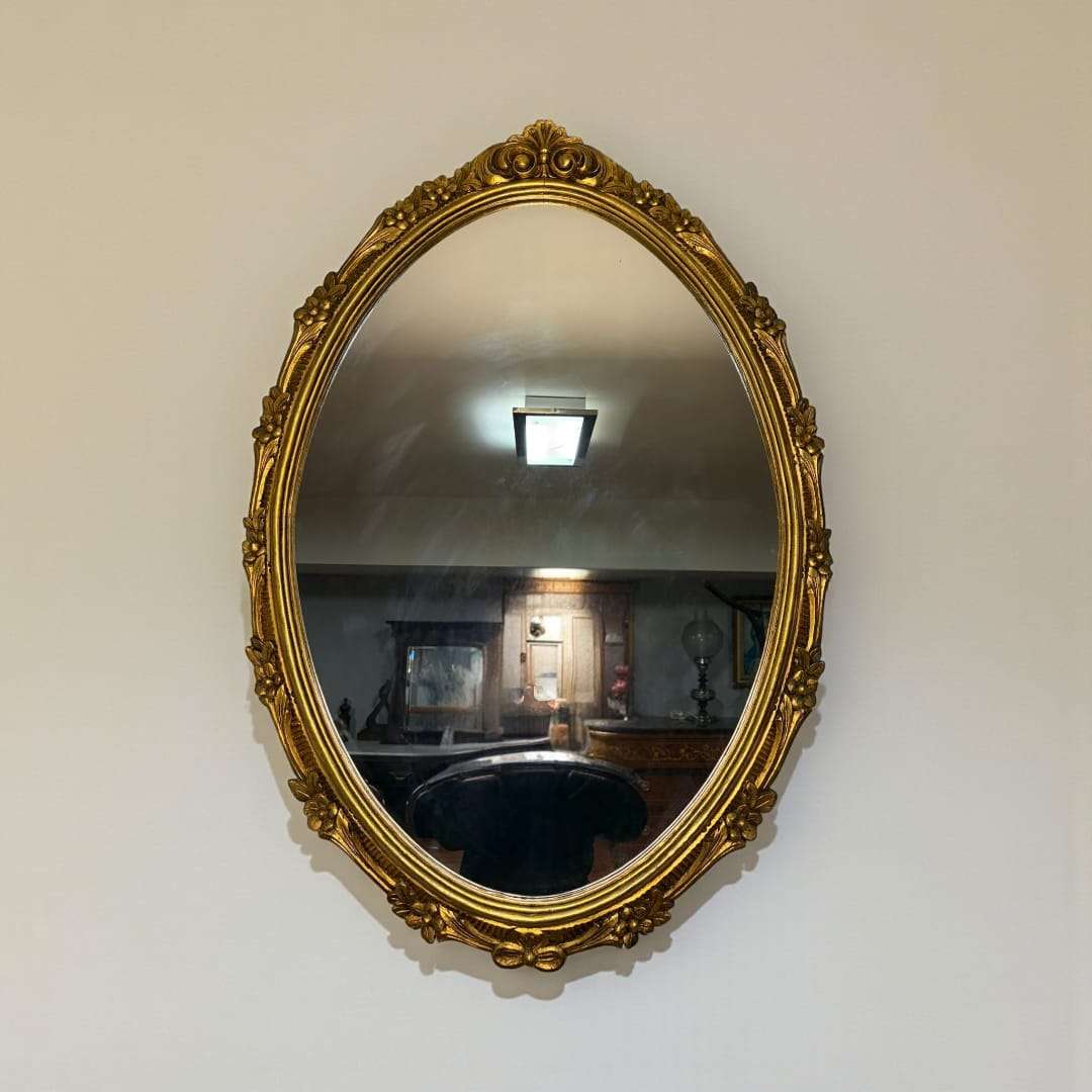 Este Espejo antiguo dorado de marco tallado en madera es una pieza decorativa de gran presencia, diseñada para transformar cualquier estancia aportando luz, amplitud visual y distinción. S