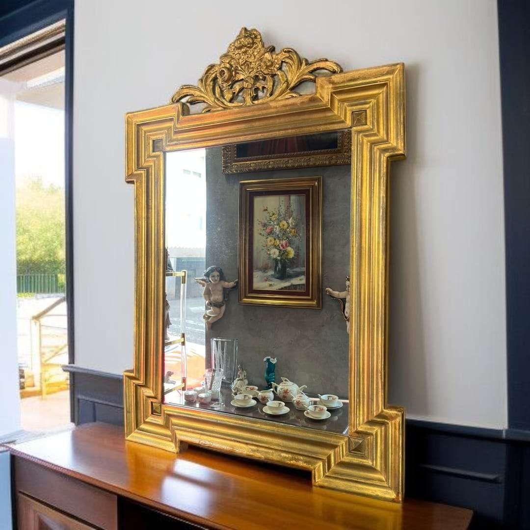 El Espejo tallado en madera pintado en dorado es una pieza que transforma cualquier ambiente en un espacio de elegancia atemporal. 