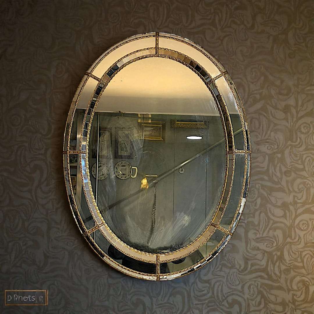 Este Espejo estilo veneciano antiguo de cristal es una auténtica joya decorativa que transforma cualquier espacio en un entorno sofisticado y lleno de carácter.