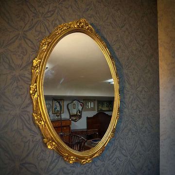 Este Espejo antiguo dorado de marco tallado en madera es una pieza decorativa de gran presencia, diseñada para transformar cualquier estancia aportando luz, amplitud visual y distinción. S