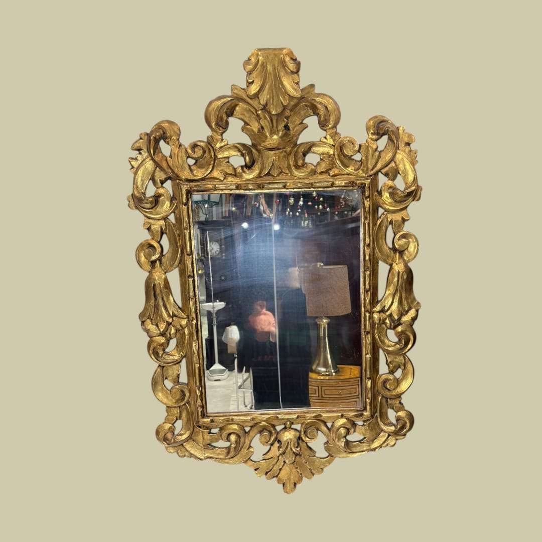 Espejo cornucopia dorado estilo rococó con marco tallado en madera, ideal para decoración clásica en interiores elegantes y sofisticados.