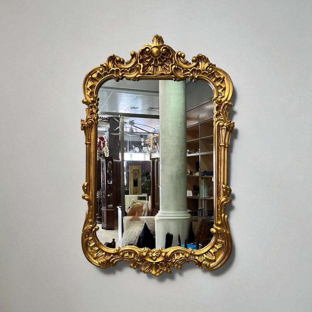 Espejo dorado tallado ornamental en salón elegante
