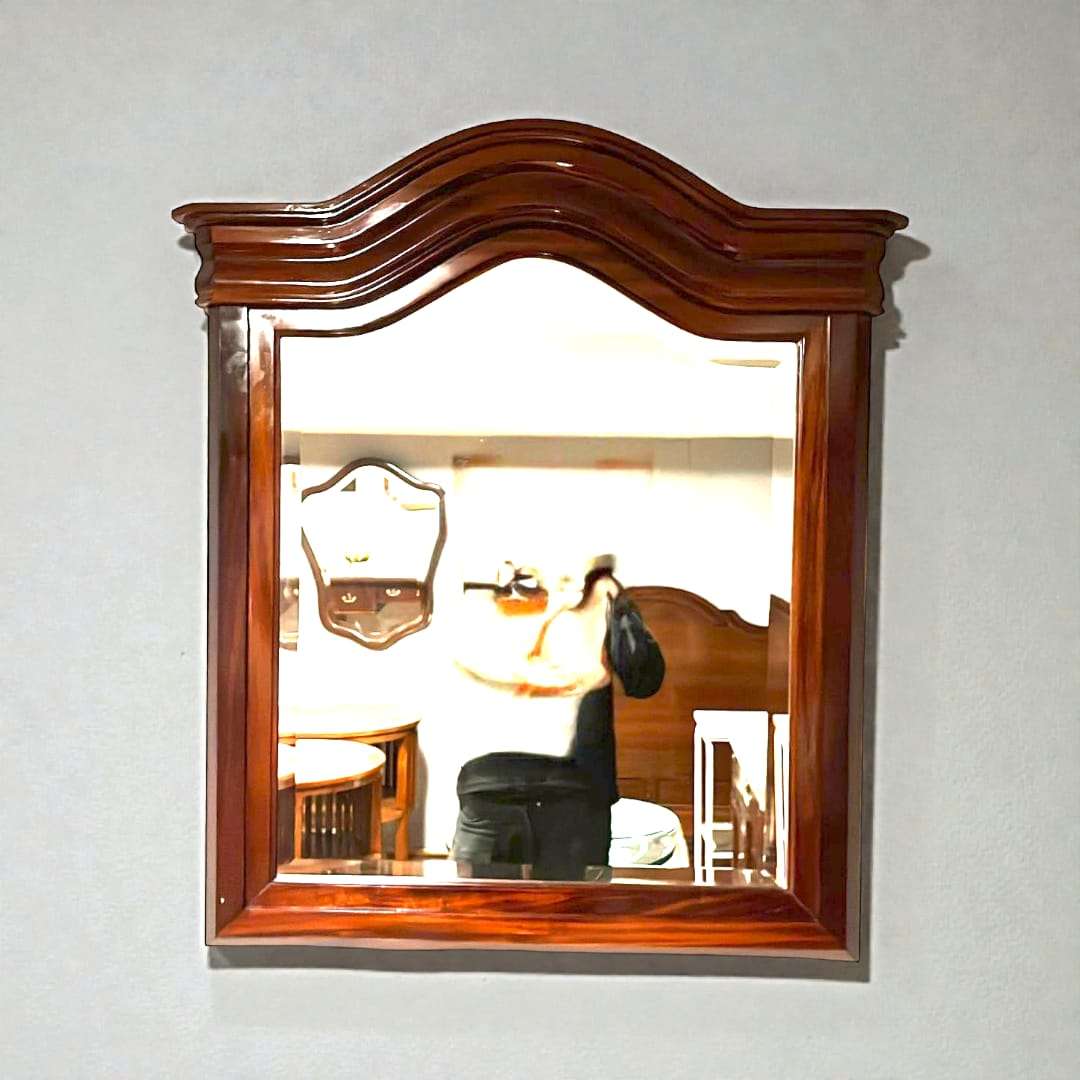 Espejo de caoba con cristal biselado clásico antiguo y copete curvo, ideal para decoración elegante en salones o recibidores con estilo atemporal.