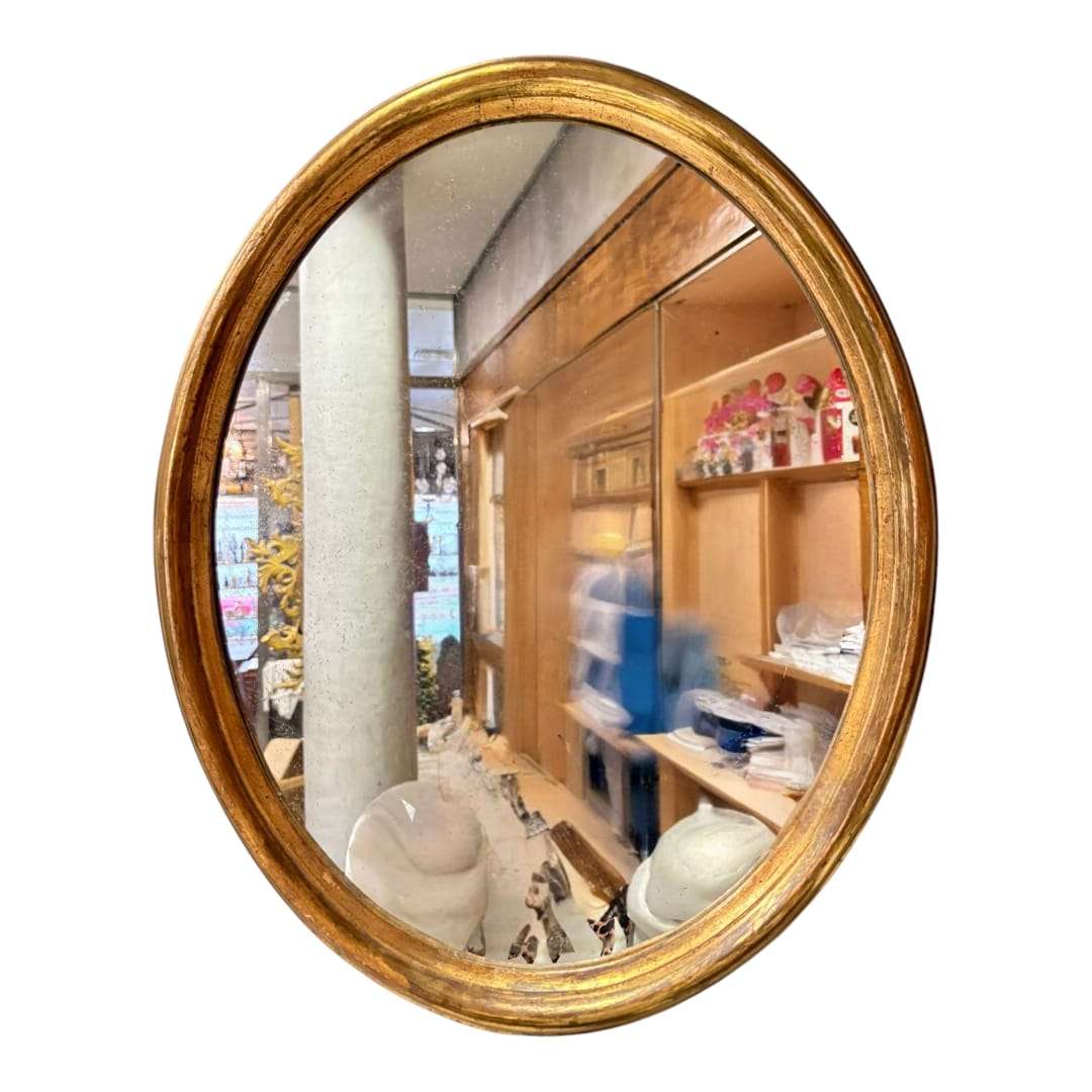 Cada pequeña marca y leve imperfección cuenta una historia, haciendo de este espejo una auténtica joya para los amantes de lo vintage.