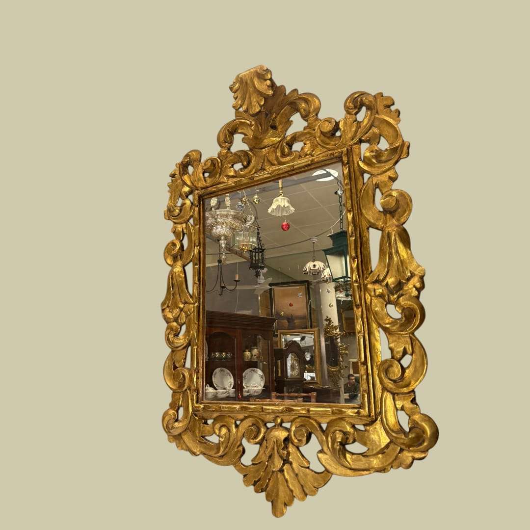 Espejo cornucopia dorado estilo rococó con marco tallado en madera, ideal para decoración clásica en interiores elegantes y sofisticados.