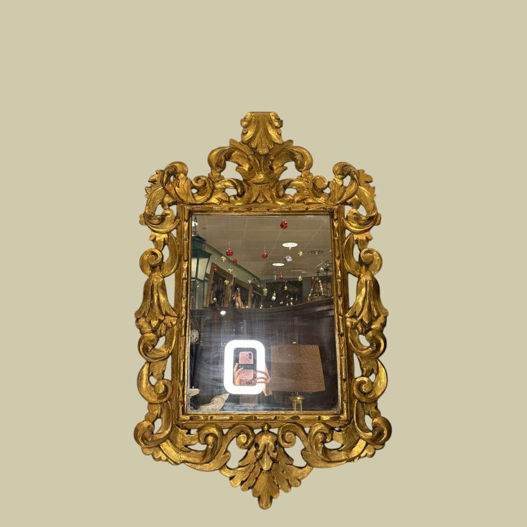 Espejo cornucopia dorado estilo rococó con marco tallado en madera, ideal para decoración clásica en interiores elegantes. Elegancia clásica única para el hogar.