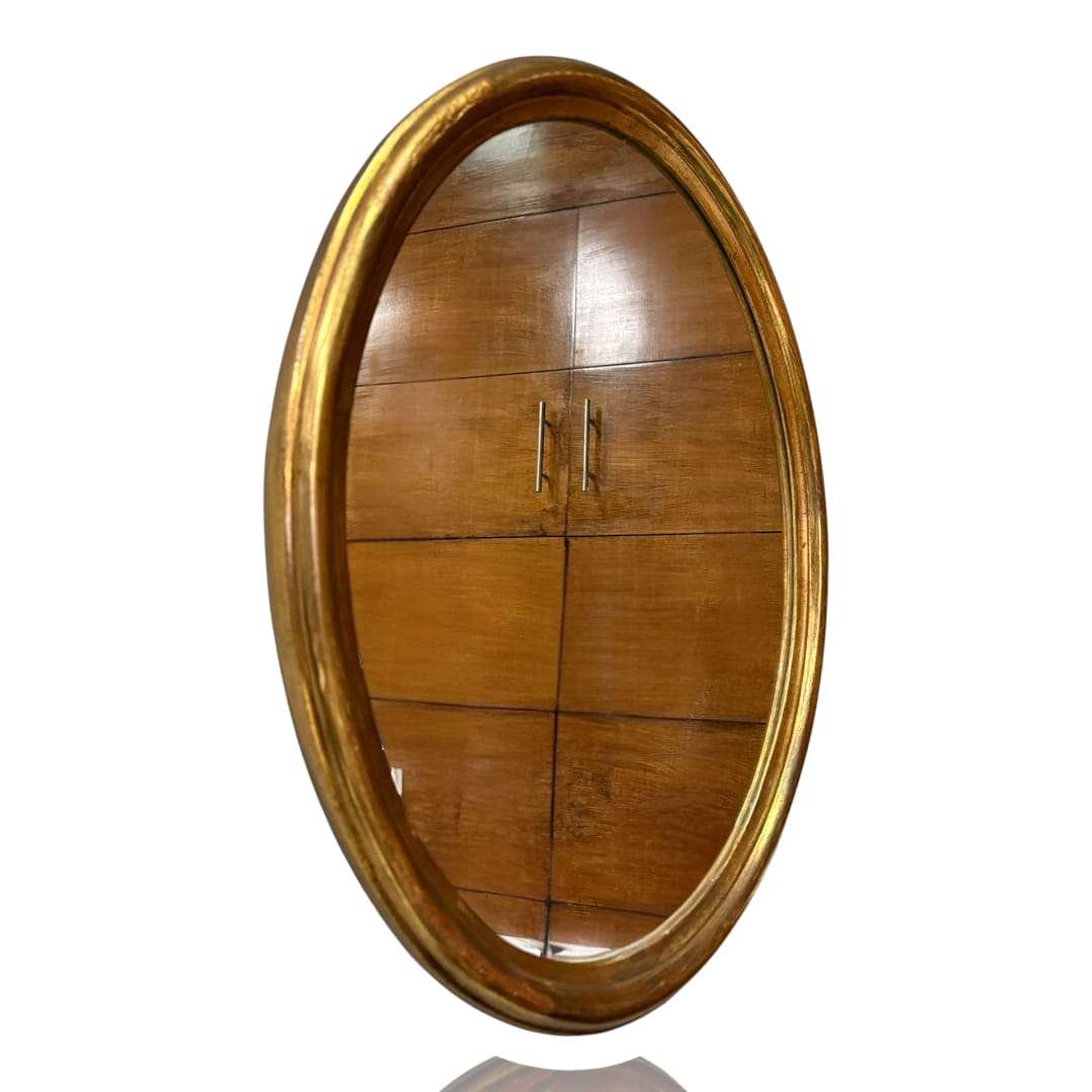 Cada pequeña marca y leve imperfección cuenta una historia, haciendo de este espejo una auténtica joya para los amantes de lo vintage.