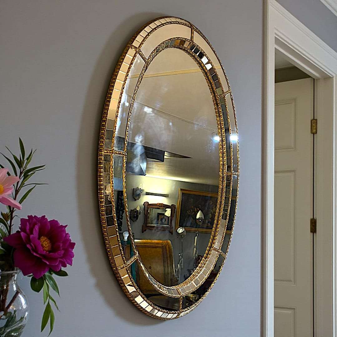 Este Espejo estilo veneciano antiguo de cristal es una auténtica joya decorativa que transforma cualquier espacio en un entorno sofisticado y lleno de carácter.