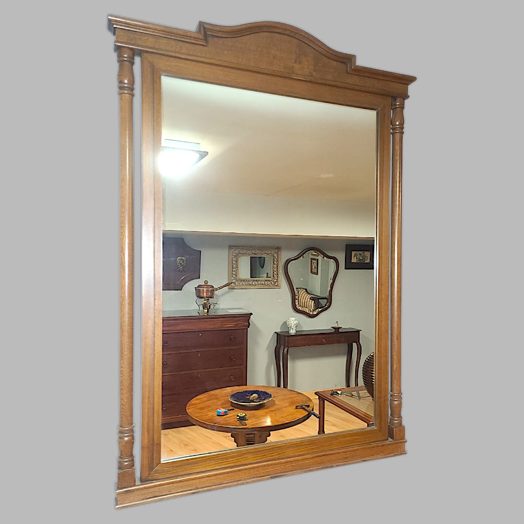 Espejo de madera con columnas y marco clásico elegante. Diseño sofisticado ideal para decorar salones, vestidores y recibidores con estilo.