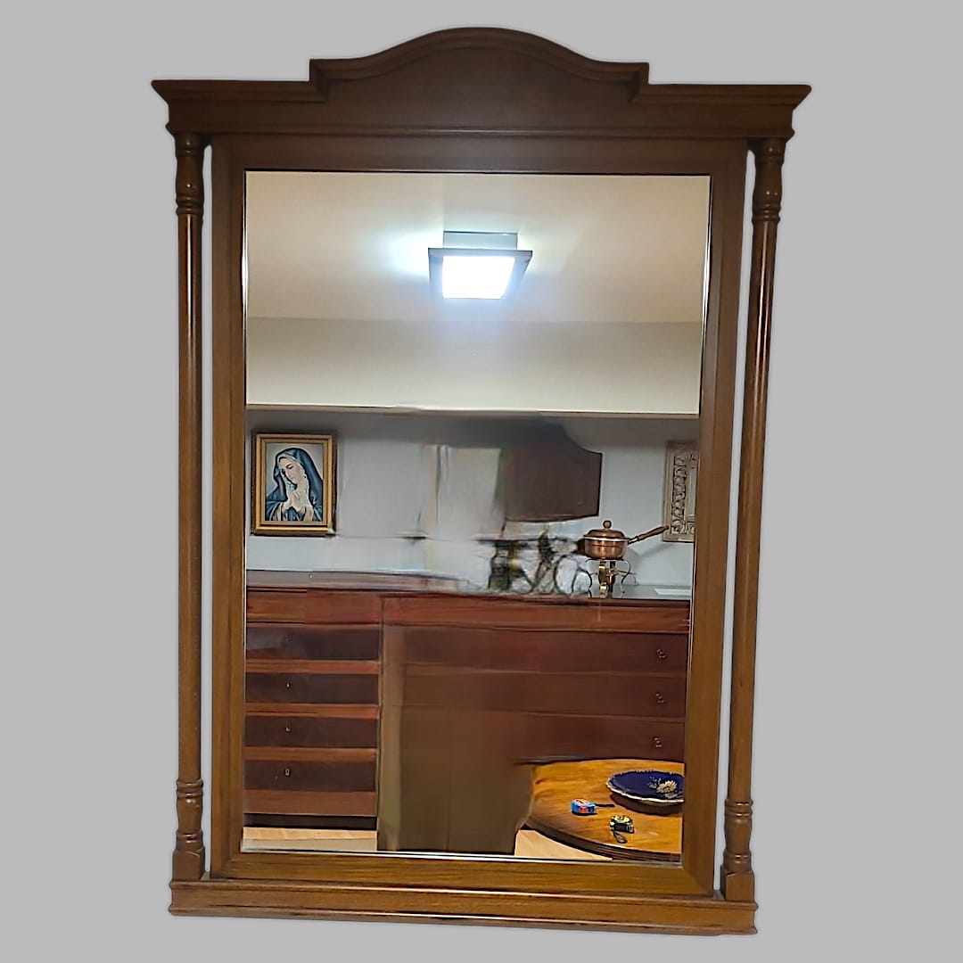Espejo de madera con columnas y marco clásico elegante. Diseño sofisticado ideal para decorar salones, vestidores y recibidores con estilo.