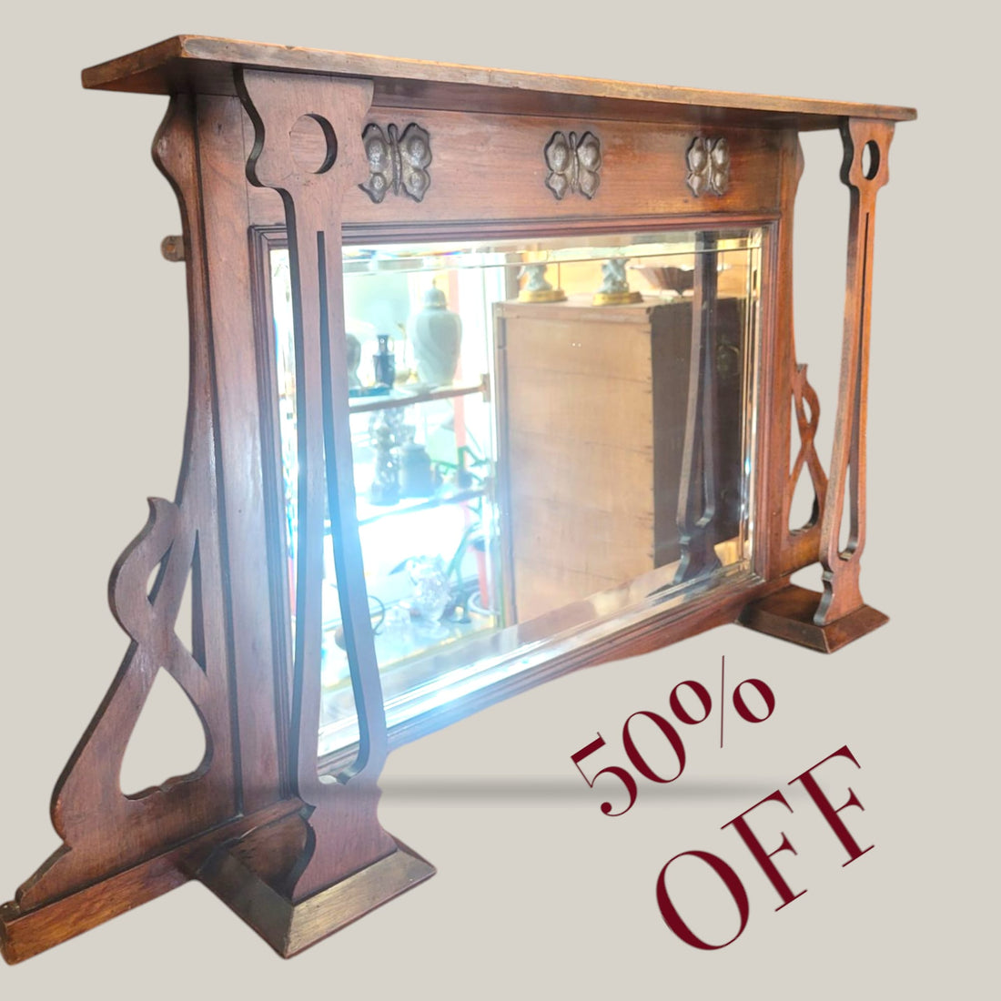  Vista frontal del espejo "Descubre la majestuosidad del espejo de cómoda castellana de caoba . Un diseño que aporta profundidad y luminosidad a tu espacio."