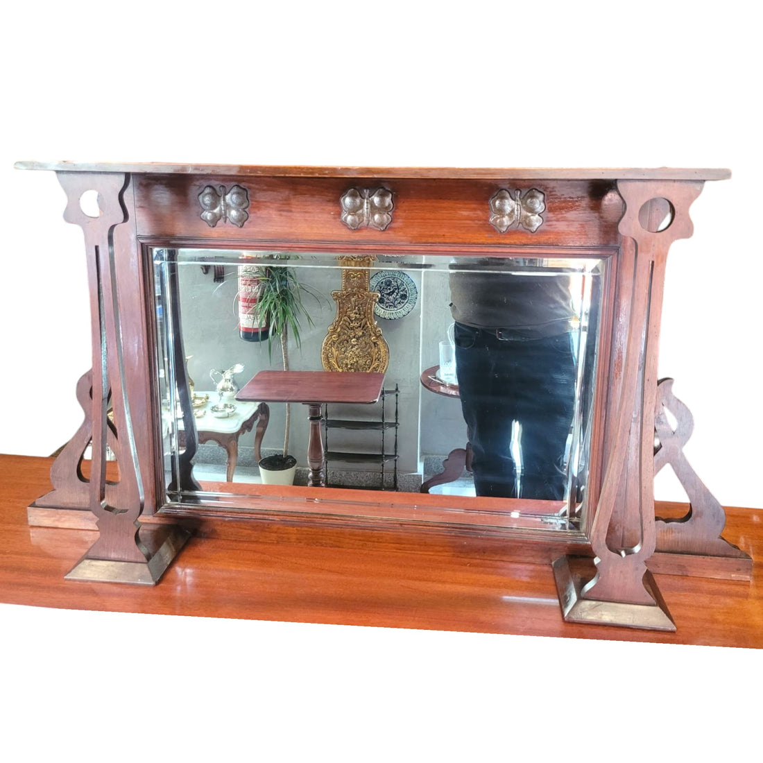  Vista frontal del espejo "Descubre la majestuosidad del espejo de cómoda castellana de caoba . Un diseño que aporta profundidad y luminosidad a tu espacio."