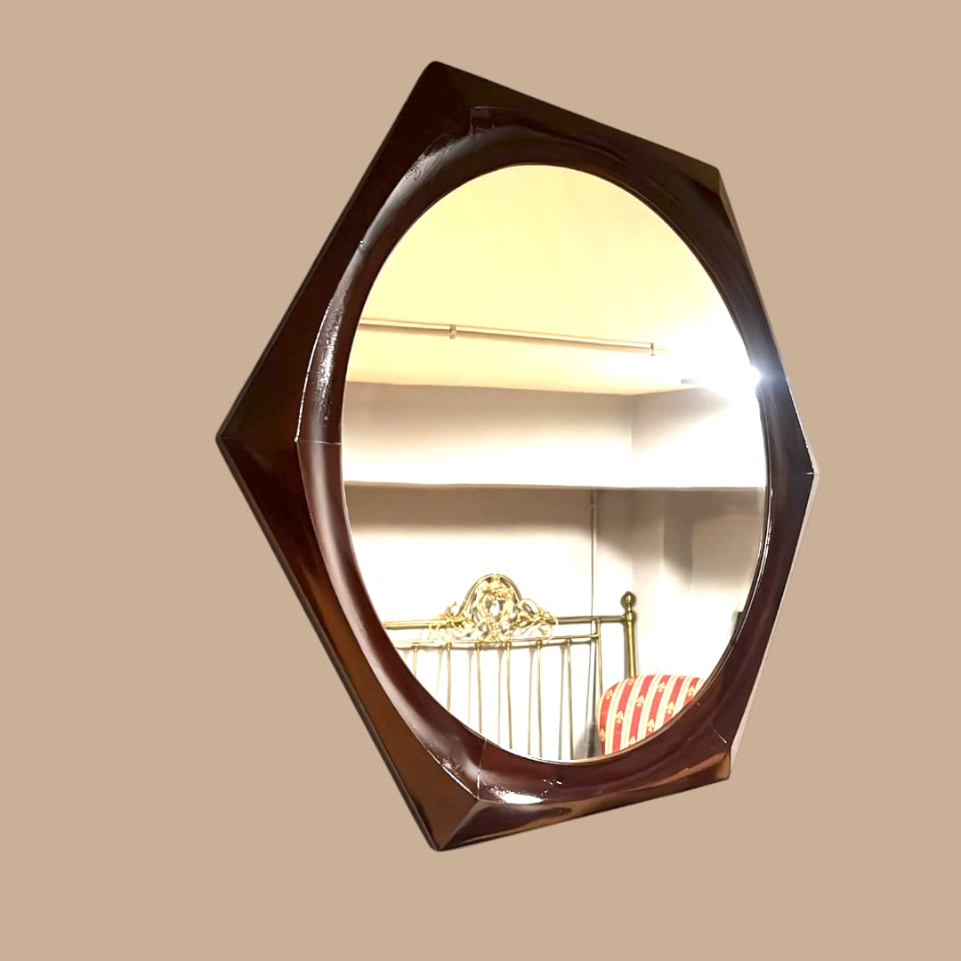  Vista frontal del espejo hexagonal de caoba , destacando su forma geométrica única.