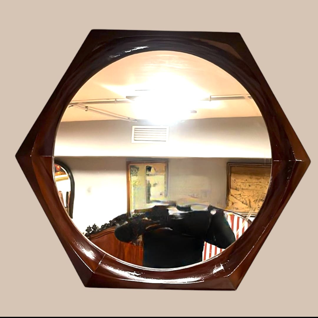  Vista frontal del espejo hexagonal de caoba , destacando su forma geométrica única.