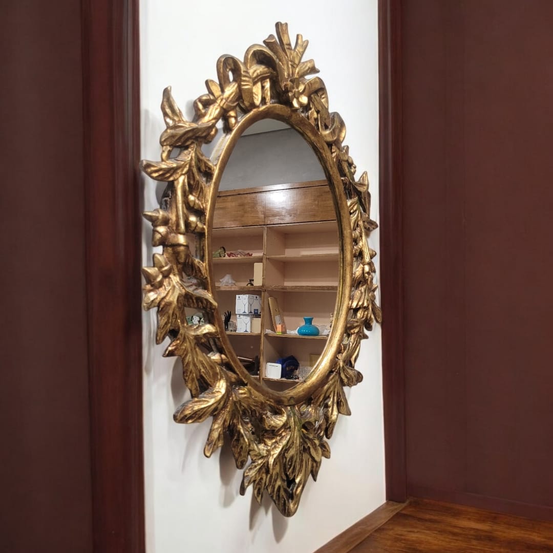 Frontal Espejo cornucopia dorado en ambiente clásico