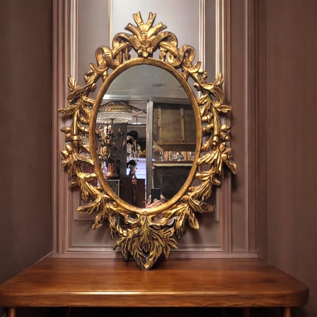 Frontal Espejo cornucopia dorado en ambiente clásico