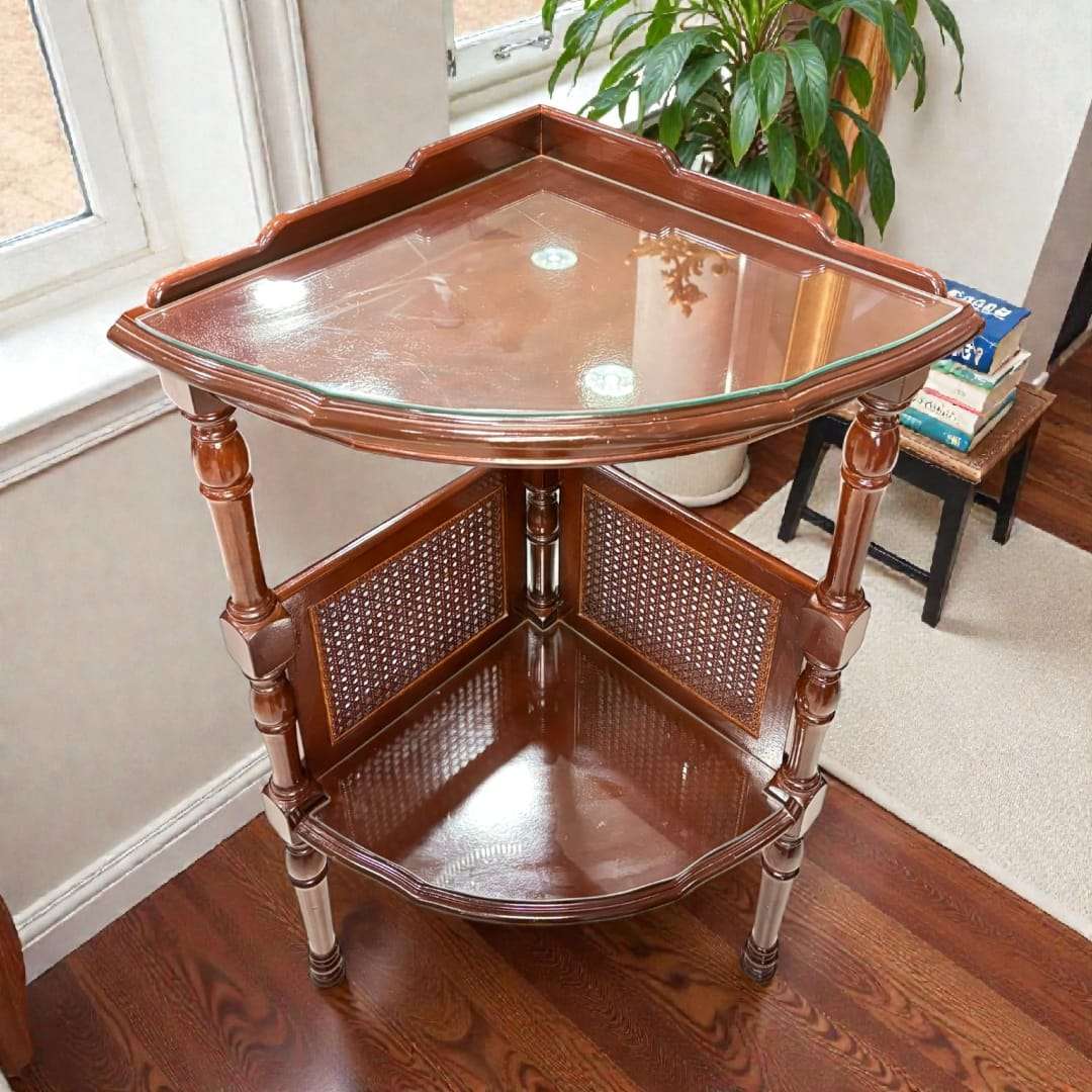 Mesa esquinera de madera con tapa de cristal vista frontal