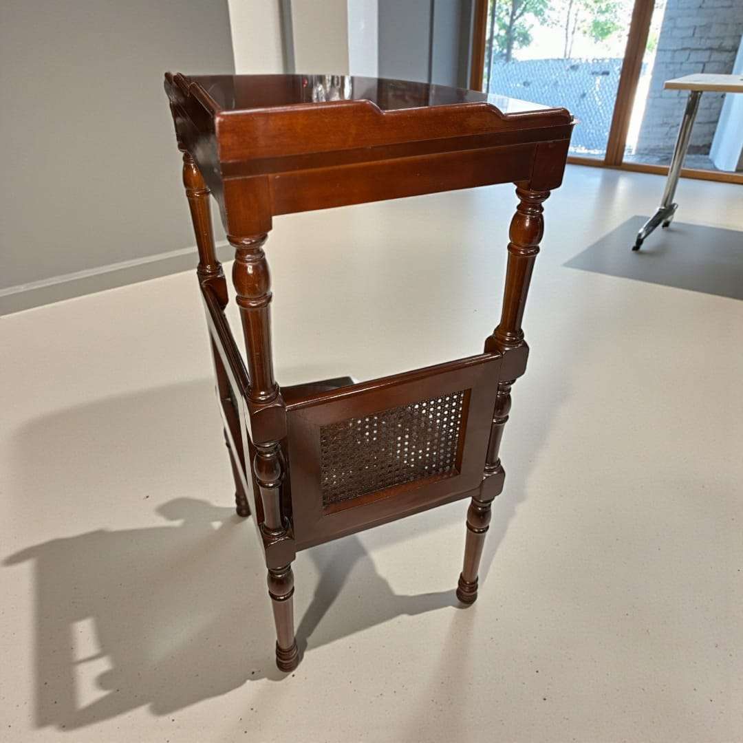 Mesa esquinera de madera con tapa de cristal vista frontal