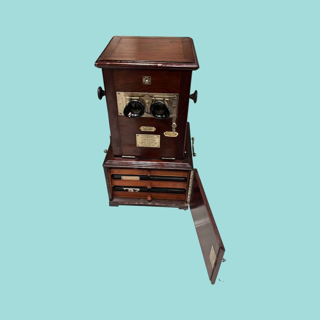 Visor estereoscópico Le Taxiphote antiguo visto frontalmente con visor binocular metálico.