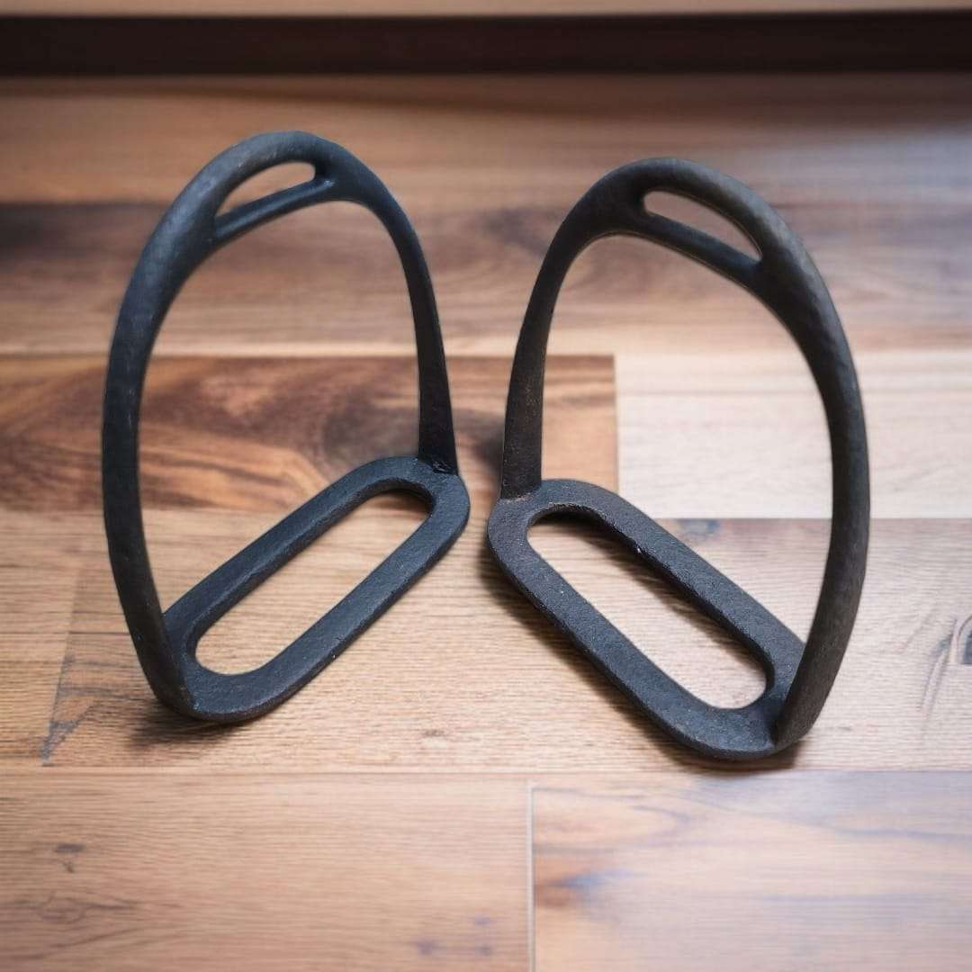 Estribos enfrentados en madera clara, capturando su estructura oval.