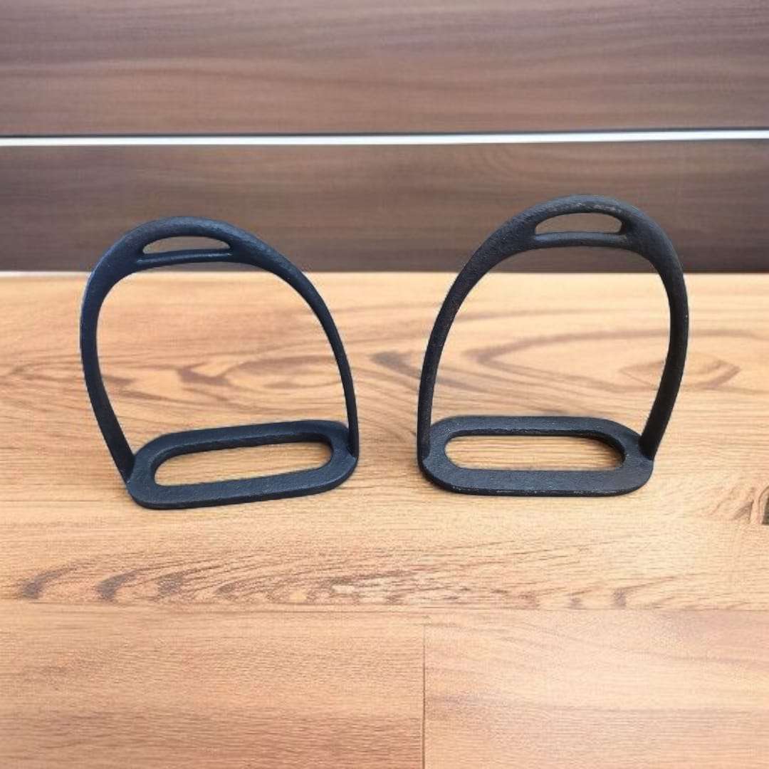 Vista frontal de los estribos ecuestres antiguos, en posición vertical simétrica.