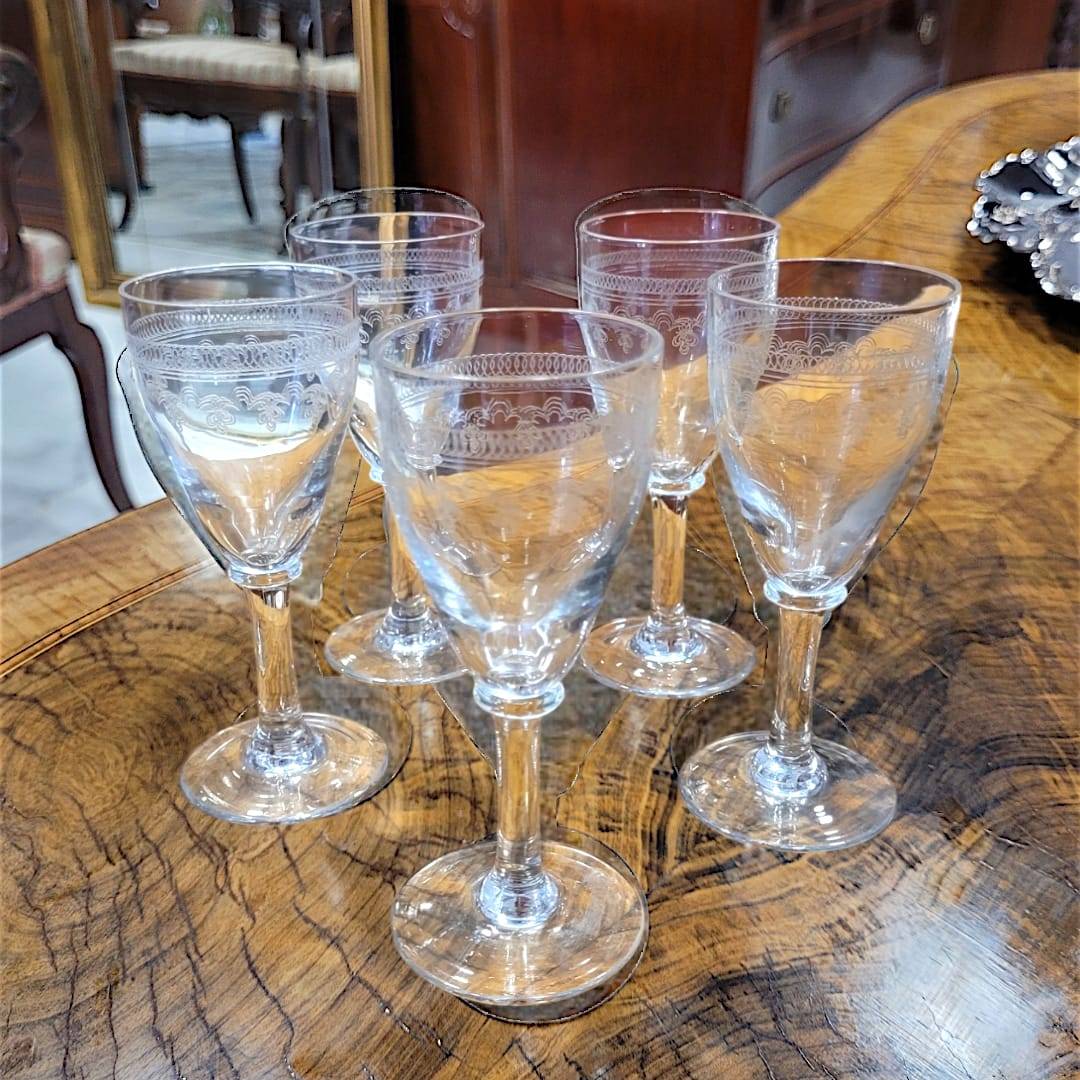 Cristalería de lujo: Copas de cristal elegantes de diseño clásico, juego de 5 copas talladas sobre mesa de madera vintage, ideal para bodas.