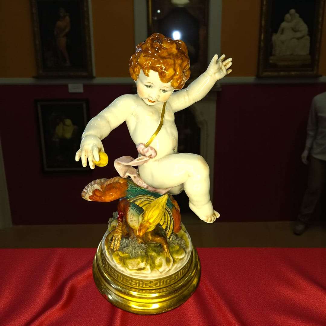 Figura Ángel Algora en Faisán con peana dorada.