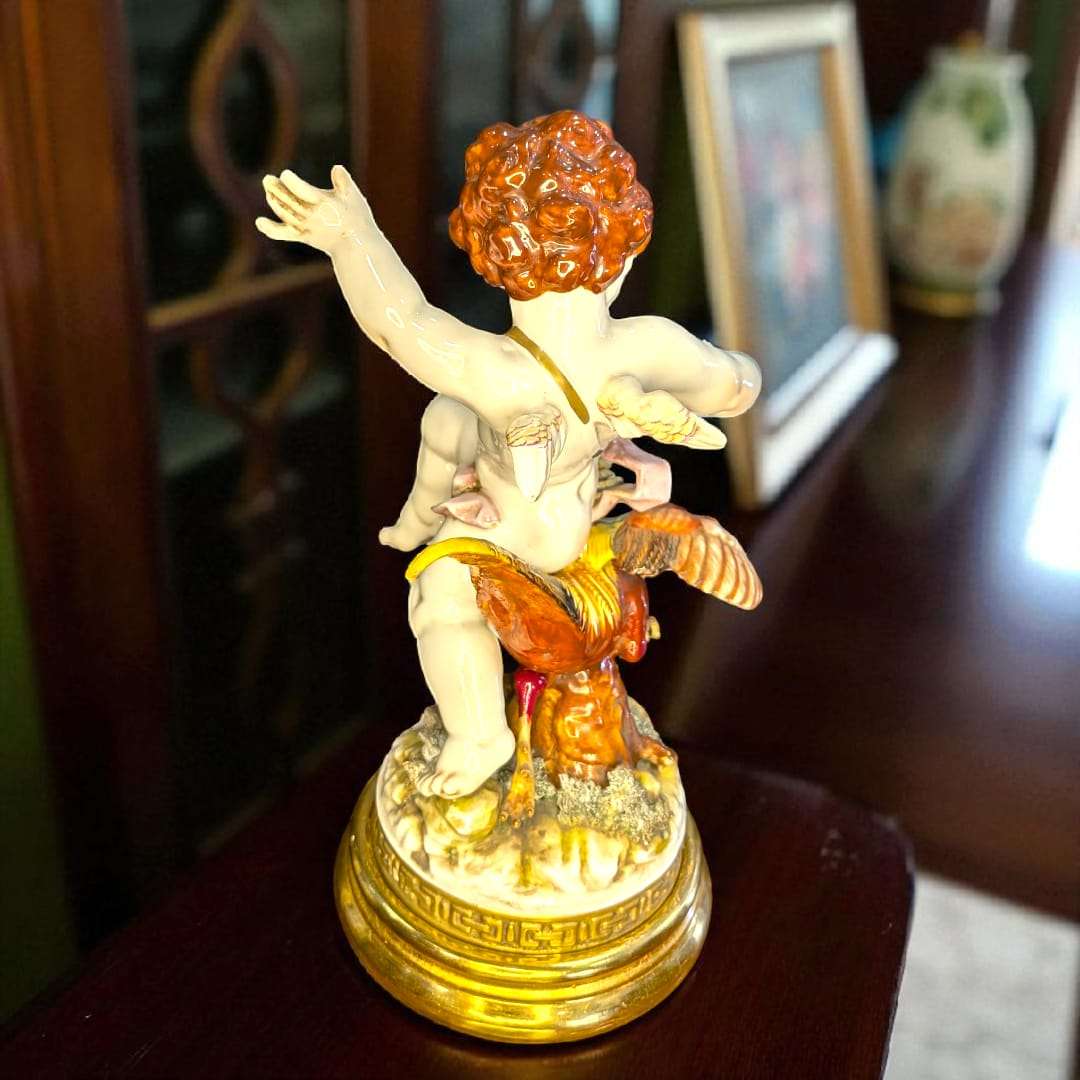 Figura Ángel Algora en Faisán con peana dorada.