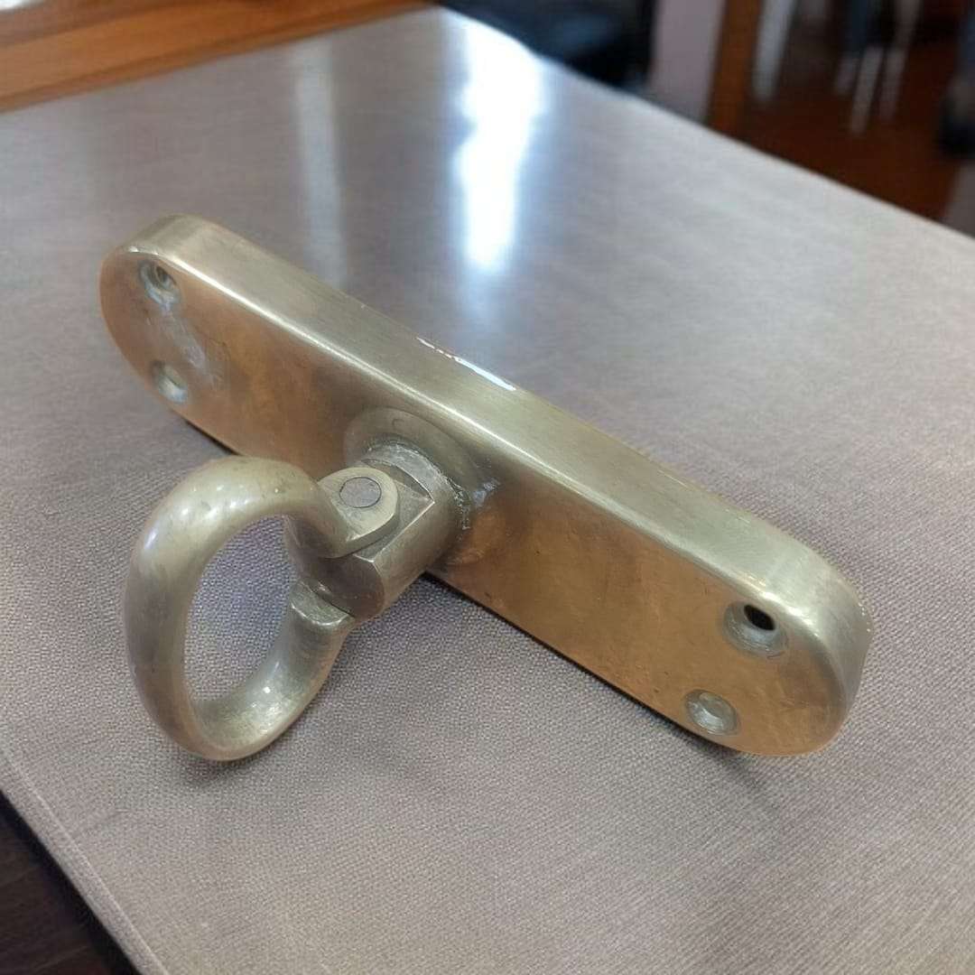 "Detalle del anillo giratorio de la falleba antigua"