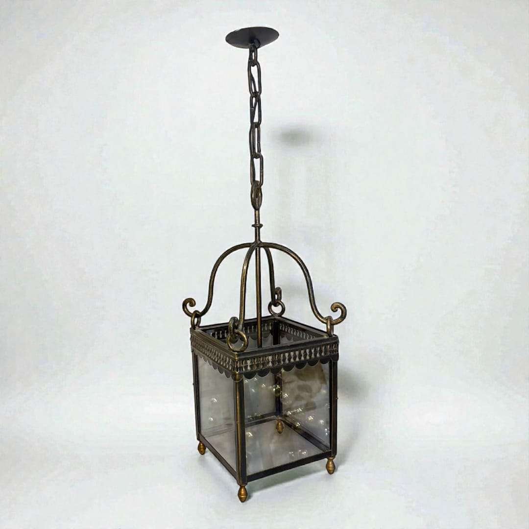 El Farol de techo que presentamos es una pieza excepcional fabricada en bronce trabajado, destacando por su elegancia clásica y por el refinado detalle artesanal visible en cada uno de sus elementos.