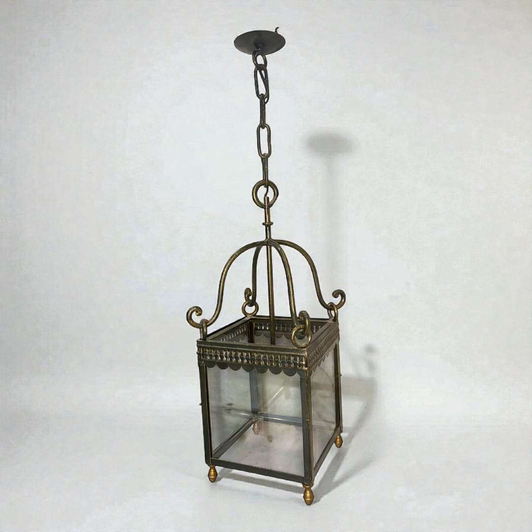 El Farol de techo que presentamos es una pieza excepcional fabricada en bronce trabajado, destacando por su elegancia clásica y por el refinado detalle artesanal visible en cada uno de sus elementos.