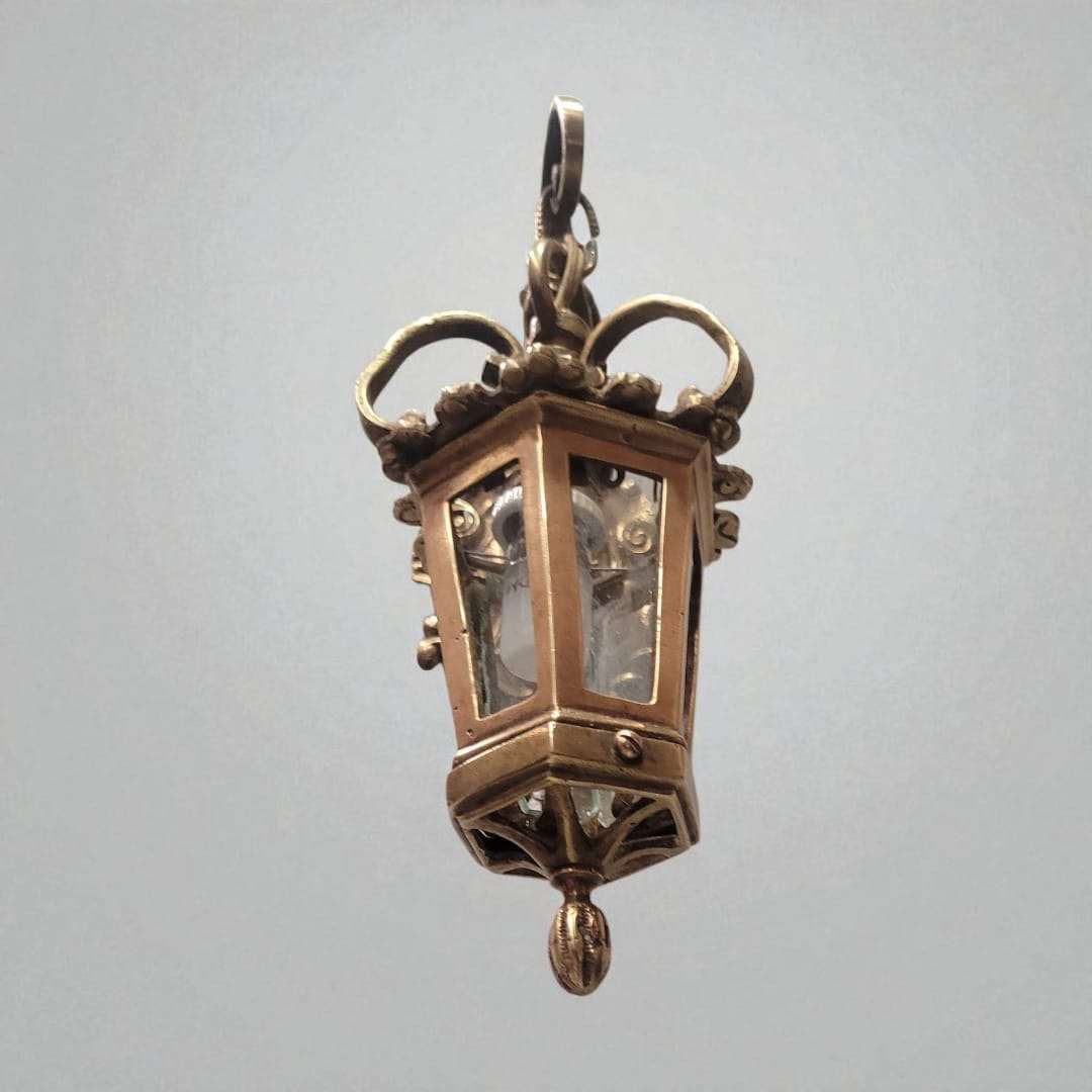 Farolillo de bronce antiguo para pared decorativa funcional con diseño clásico y soporte ornamentado, ideal para interiores vintage.