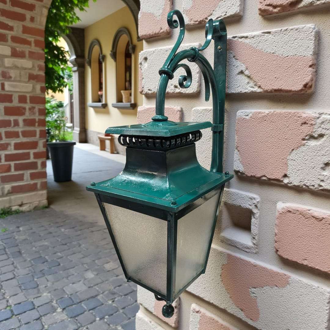 Farol de forja para pared con acabado verde oscuro satinado.