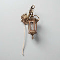 Farolillo de bronce antiguo para pared decorativa funcional con cable visible, perfecto para añadir luz ambiental con estilo retro.