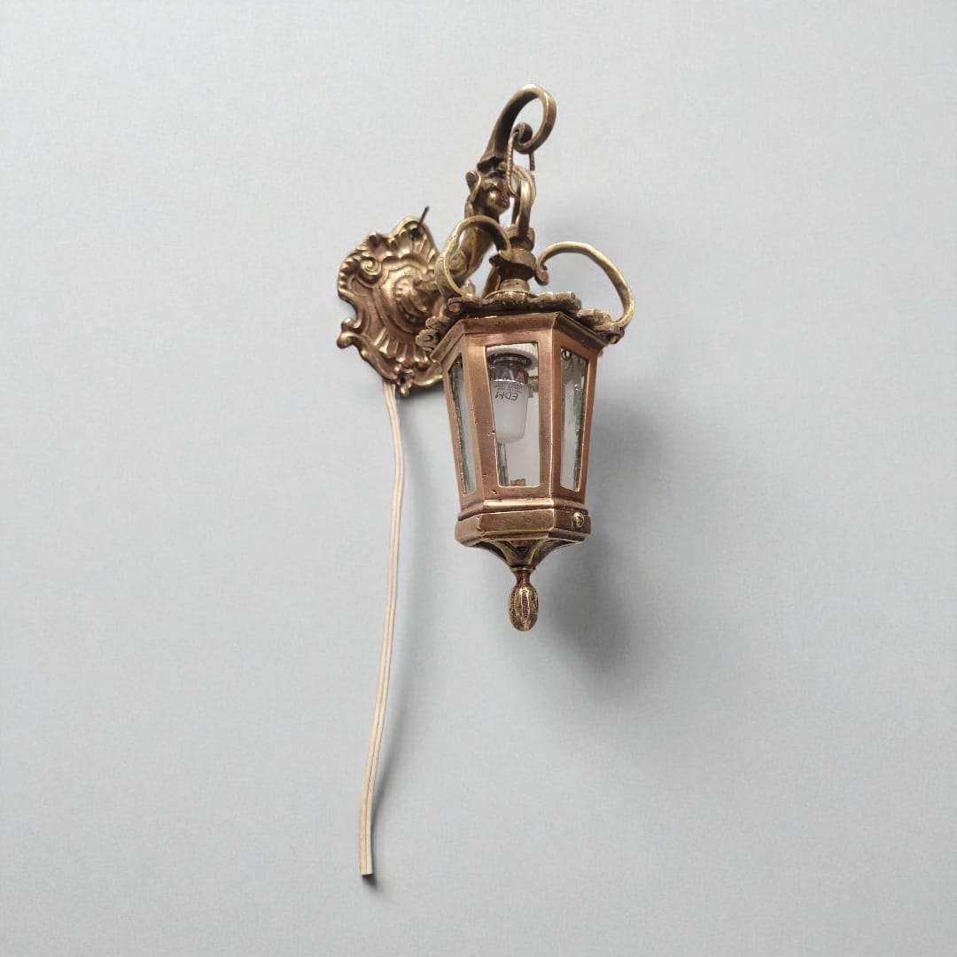 Farolillo de bronce antiguo para pared decorativa funcional con cable visible, perfecto para añadir luz ambiental con estilo retro.